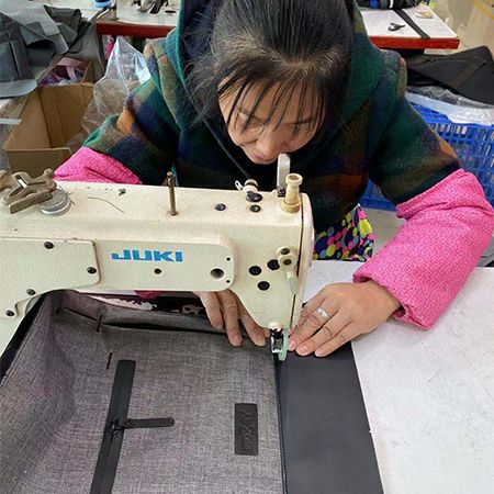 ouvrier de couture professionnel, fabricant de sacs messagers imperméables